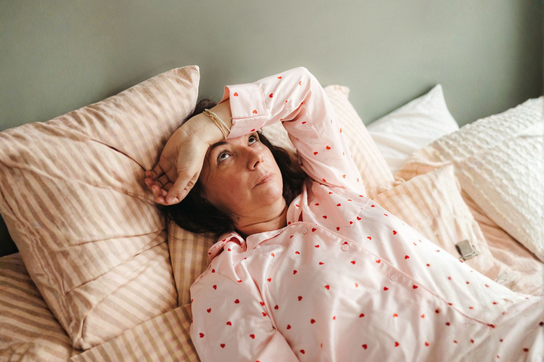 Sueurs nocturnes : causes, symptômes et solutions naturelles