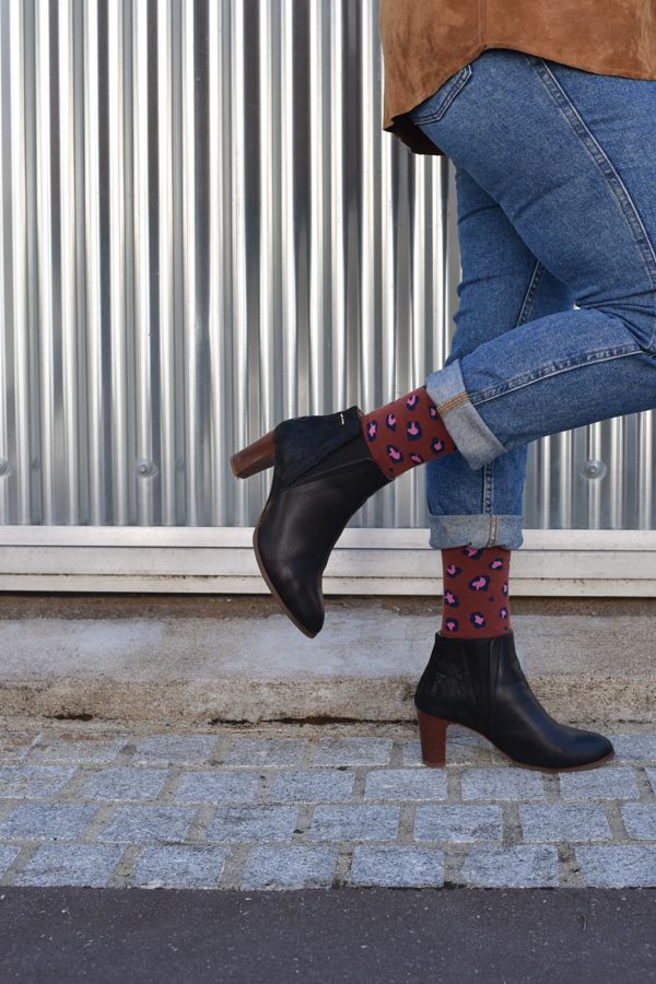 Chaussettes léopard portées avec un jean et des bottines